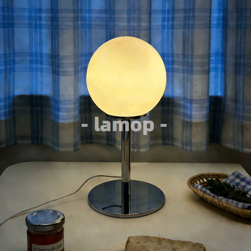 乳白色のソリッドグローブクローム薄型ポールテーブルランプ、ク - Desk Lamp のレビューと価格